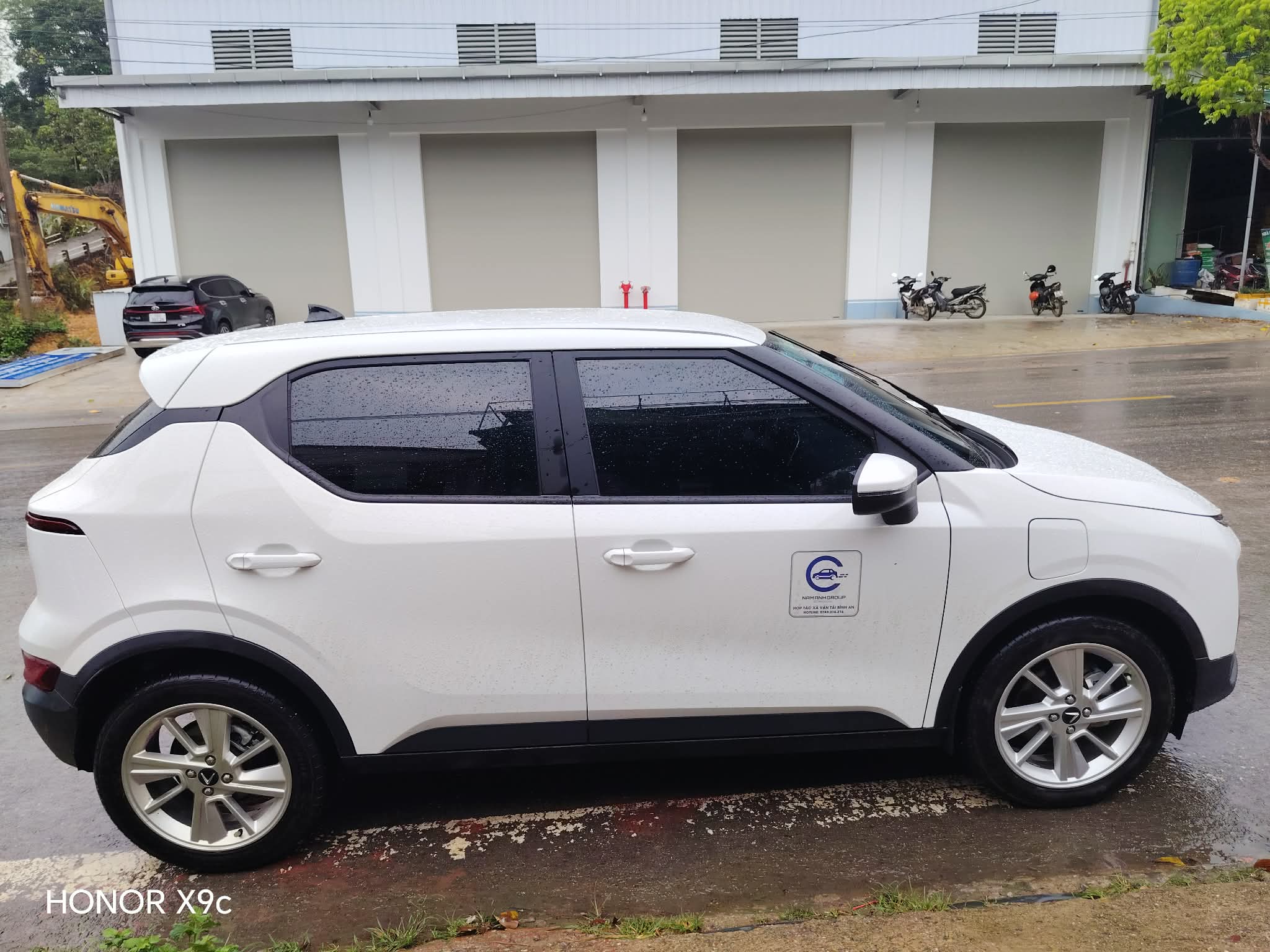 Xe VinFast VF5 nhìn một bên - Taxi Tuần Giáo